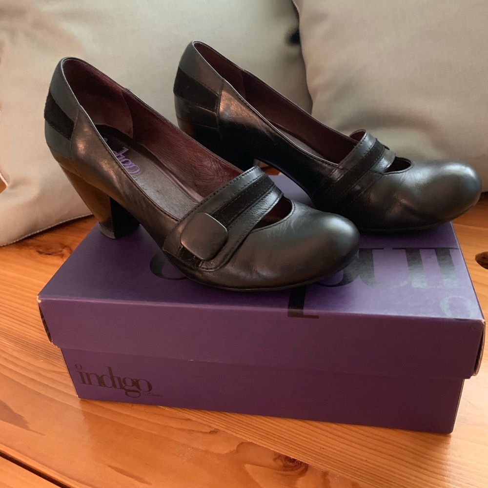 Indigo by Clark’s black pumps